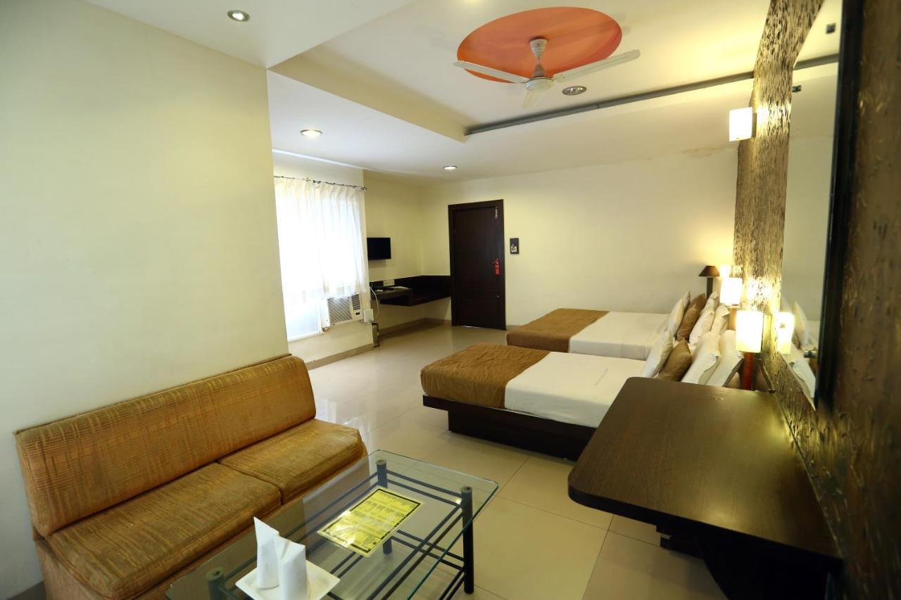 Hotel Paradise 印多尔 外观 照片