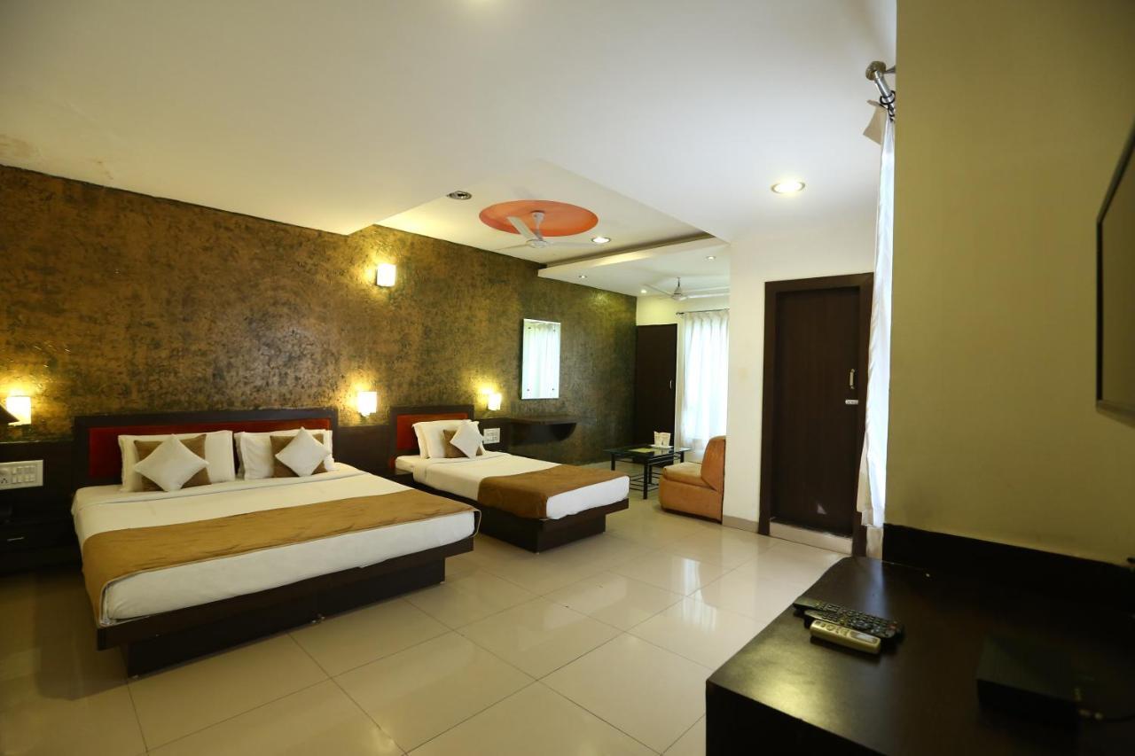 Hotel Paradise 印多尔 外观 照片